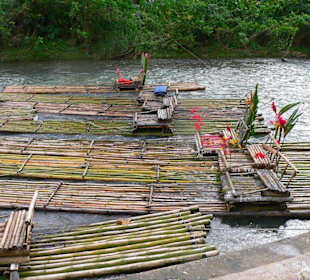 Bambusfloßfahrt auf dem Great River