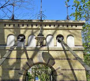 Die Blendarkaden der Rosentalbrücke