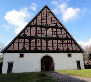 Große Scheune und Eingang zum Museumsdorf