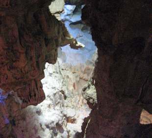 Ein Loch an der Grottendecke