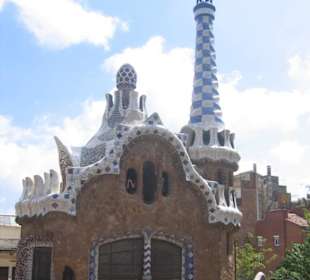 Pawilon przy wejściu do parku