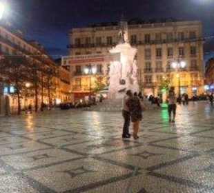 Plac obok kawiarni Brasiliera