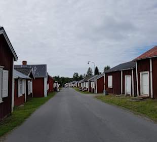 Rote Häuschen mit weißen Latten