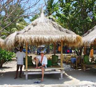 schattiges Plätzchen im Restaurant am Strand