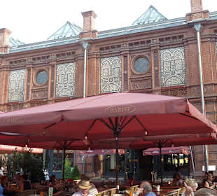Große Terrasse vor dem Restaurant