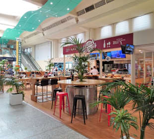 Café im Terminal des Flughafens von Olbia