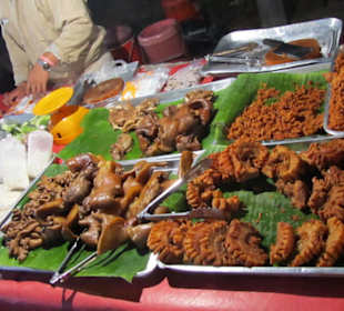 Der Bangtao Nacht-Markt mit Angeboten 016