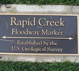 Durch den Park fließt ein Flüßchen