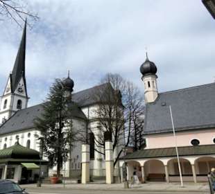 Pfarrkirche mit Seitenkapelle