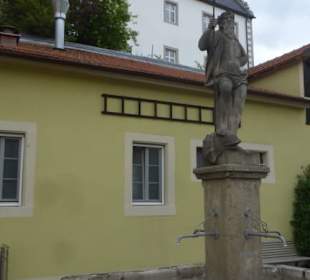 Neptunbrunnen mit dem spärlich bekleidete Neptun