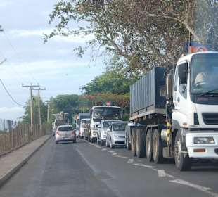 Der Straßenverkehr rund und in Port Louis