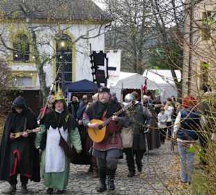 Einmarsch von Musik und Rittern