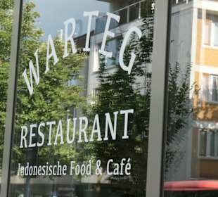 Zum Abendessen im indonesischen Restaurant Warteg