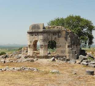 Burg thront oberhalb antiker Stadt