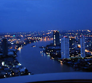 Die Skyline von Bangkok am Chao Phraya 