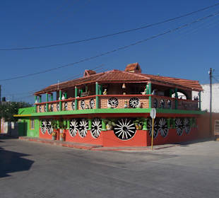 Das Haus mit den "Kutschenrädern"