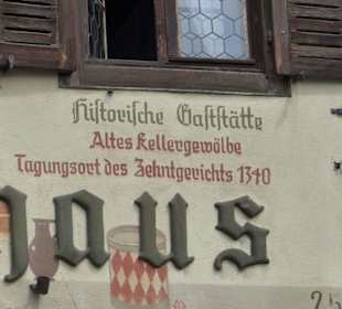 Auf der Außenwand angebrachte Historie