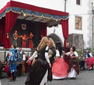 Ausgelassenes Feiern vor der Bühne