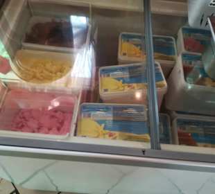 Das Eis-Buffet mit mehreren Sorten.