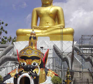Im Bau befindliche Buddhastatue