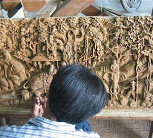 Ein Meister der Teakschnitzerei