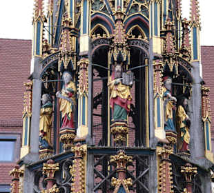 Figuren im Schönen Brunnen