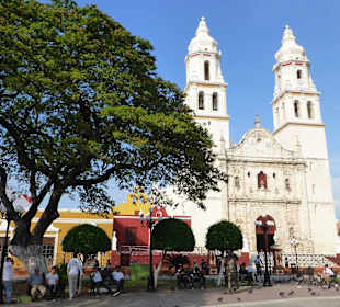 Zentrala Plaza mit Kirche bei Tag