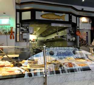 Blick auf Tresen und offene Küche