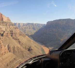 Heli über dem Colorado-River