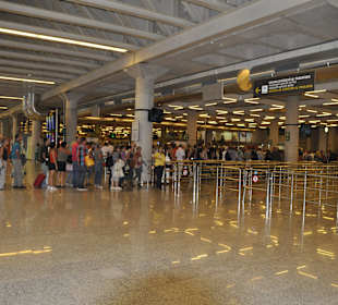 Flughafen vor Sicherheitskontrolle