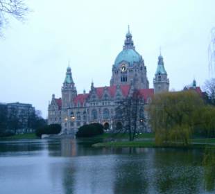 Municipio e lago Maschsee.