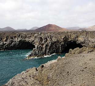 Steilküste mit Brandungshölen