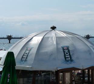 Pavillion am Strand mit Strandkorbverleih