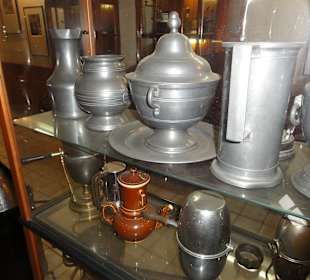 Museumsbereich mit alten Kaffeekannen und Mühlen