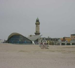 Teepott mit Leuchtturm im Hintergrund