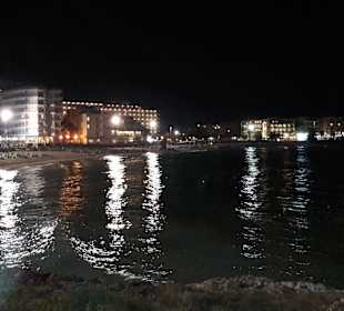 Ort und Strand bei Nacht