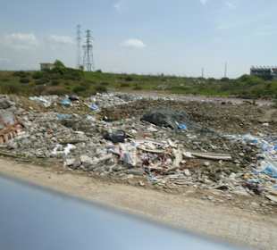 Solche Berge Müll an einer Seitenstraße