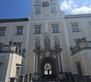 Zugang zum 2. Innenhof über den Wassergraben