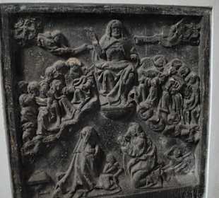 Płaskorzeźba przy wejściu na wieżę.