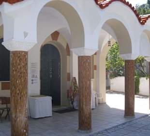 Der Arkadengang und der Eingang in die Kirche