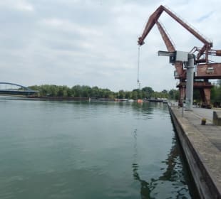 Wippdrehkran mit Hafen