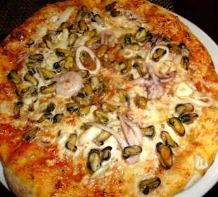 Pizza mit Meeresfrüchten im Antico & Abruzzo
