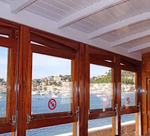 Blick auf den Strand aus Straßenbahn