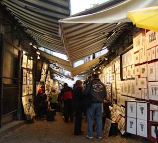 Rue du Trésor, an alley that links to Sainte Anne