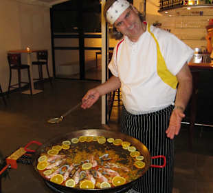Chefkoch bei der Paella