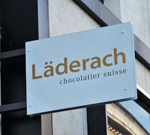 Das Firmenschild von Läderach am Jungfernstieg