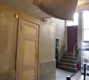 Ein Sack wird im Aufzug nach oben befördert