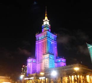 Kulturpalast in der Nacht, bunt beleuchtet