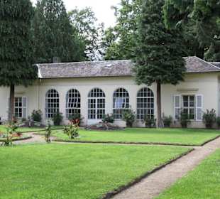 Gebäude im Blumengarten