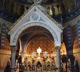 Der Hauptaltar der Kirche